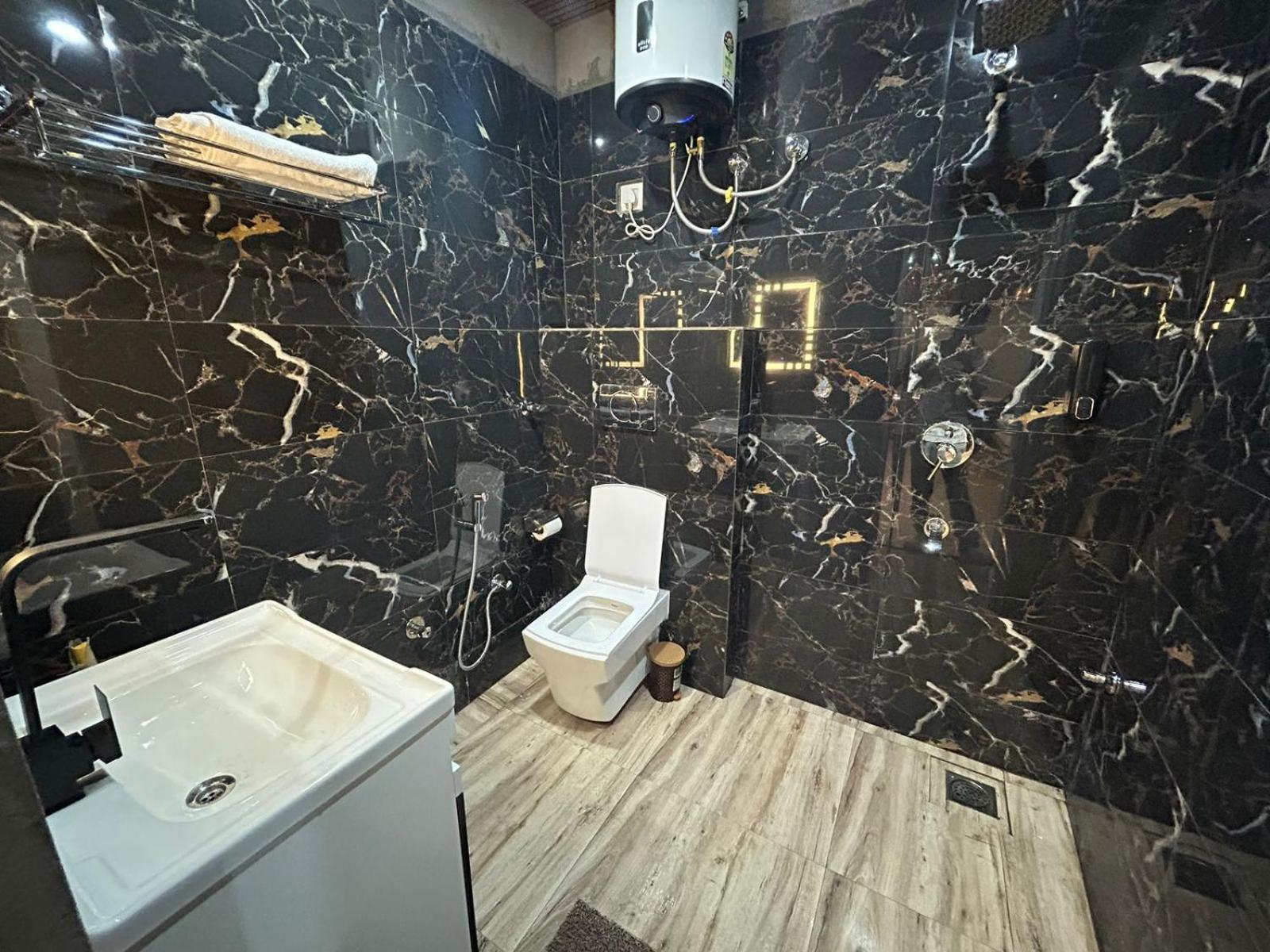 Hotel Dev Ganga Rishikesh Bagian luar foto